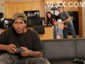 Con gái muốn được trưởng thành… bằng cách gạ tình bố dượng