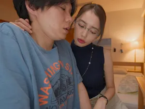 Bộ trang phục của cô gái trẻ quyến rũ đến mức cô luôn để lộ khuôn mặt trong chiếc váy ngắn. Cô ấy ngậm sâu một con cặc lớn và để cậu bé xoa ngực và quan hệ với âm hộ của cô ấy. Cô ấy liên tục rên rỉ và biểu cảm của cô ấy thật gợi cảm. Có rất nhiều nước trong âm hộ của cô ấy, thật sự rất thú vị