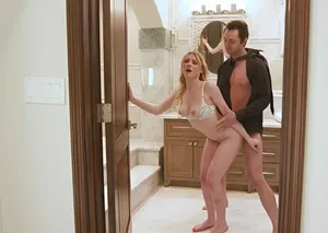 Em nhân viên phục vụ dễ thương nghiện làm tình