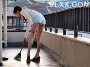 đi làm tóc cùng cô vợ, lén nện nữ nhân viên