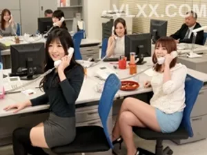 Chị cấp trên ở cửa cò tiện lợi mua dâm mấy cậu trai trẻ