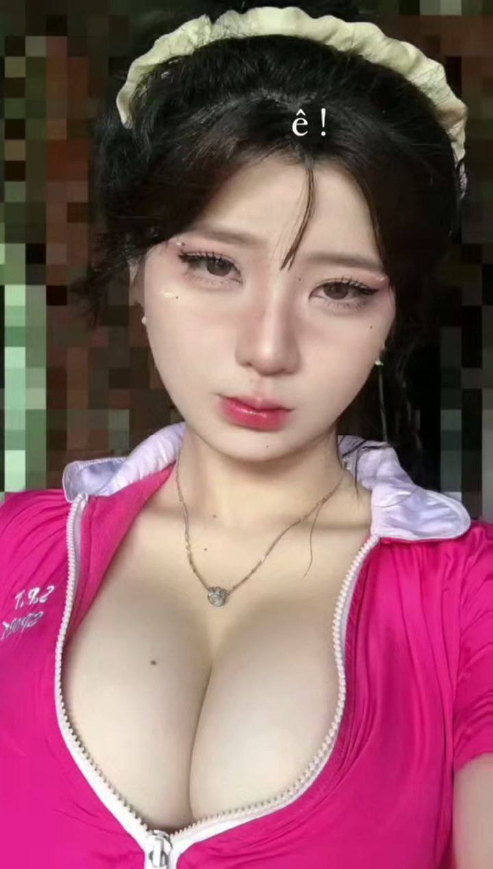 Em gái nông thôn hiếu khách banh lồn gạ địt